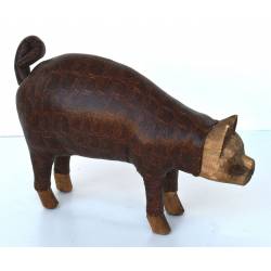 Gato de piel y madera